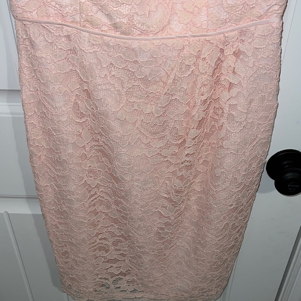 David's Bridal Bridesmaid Dress Blush/Lt Pink Lace Dress with V Neckline Size 6 - Picture 5 of 11